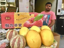 印度孟买街头卖烟台苹果的小贩
