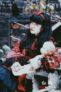 (“小棺木”摄影作品《女人·花》)
