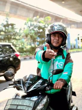 印尼雅加达摆pose的Go-Jerk司机